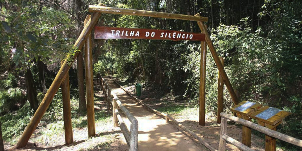 Trilha do Silêncio: Uma aventura no Parque Estadual Furnas do Bom Jesus.